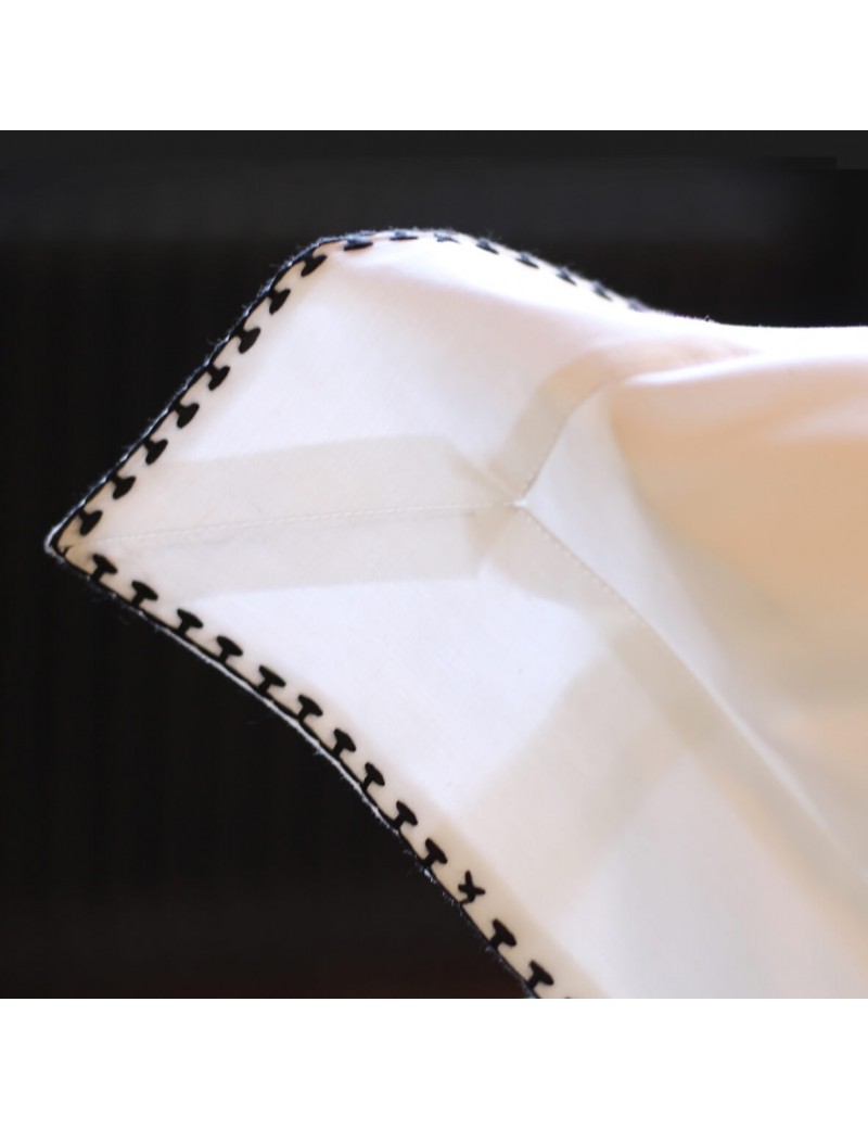 taie d'oreiller en percale de coton blanc avec broderie noir.